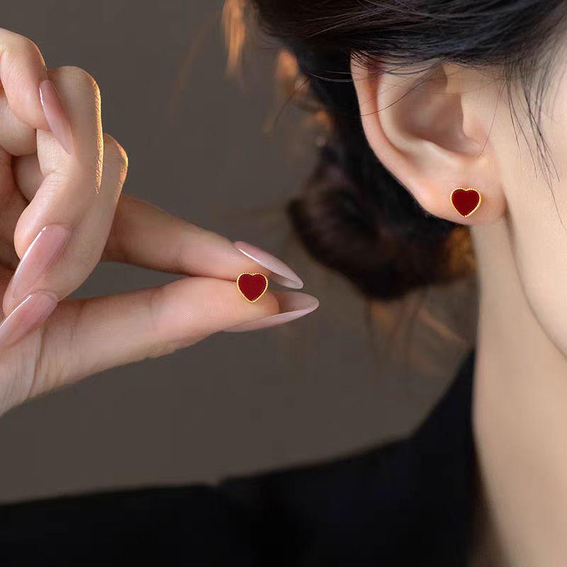 Boucles d'oreilles cœur minimalistes 2024: Style Tendance, Haut de Gamme avec une Élégance Unique et Polyvalente.