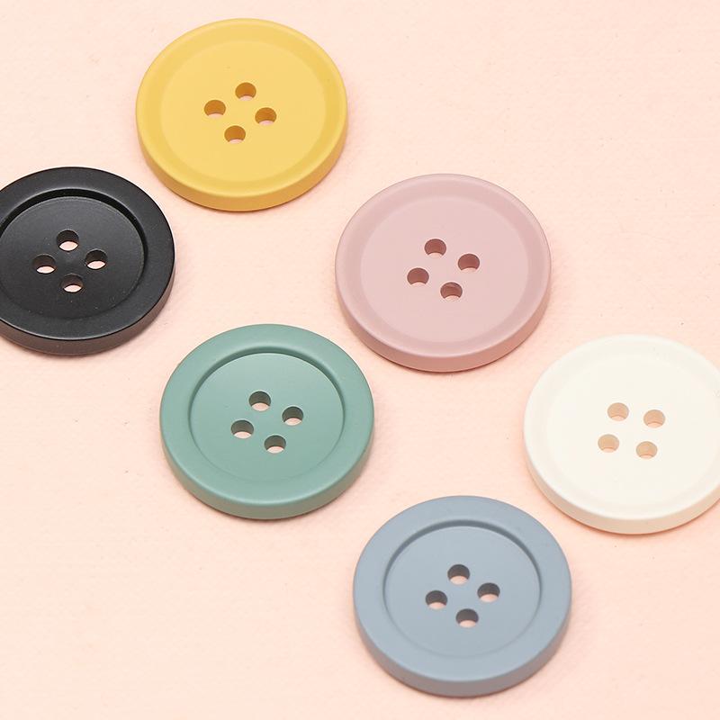 Svarta trenchcoat med hartsknappar, kostymimitation, hornknappar, färgade fyröglade knappar i exklusivt ullmönster