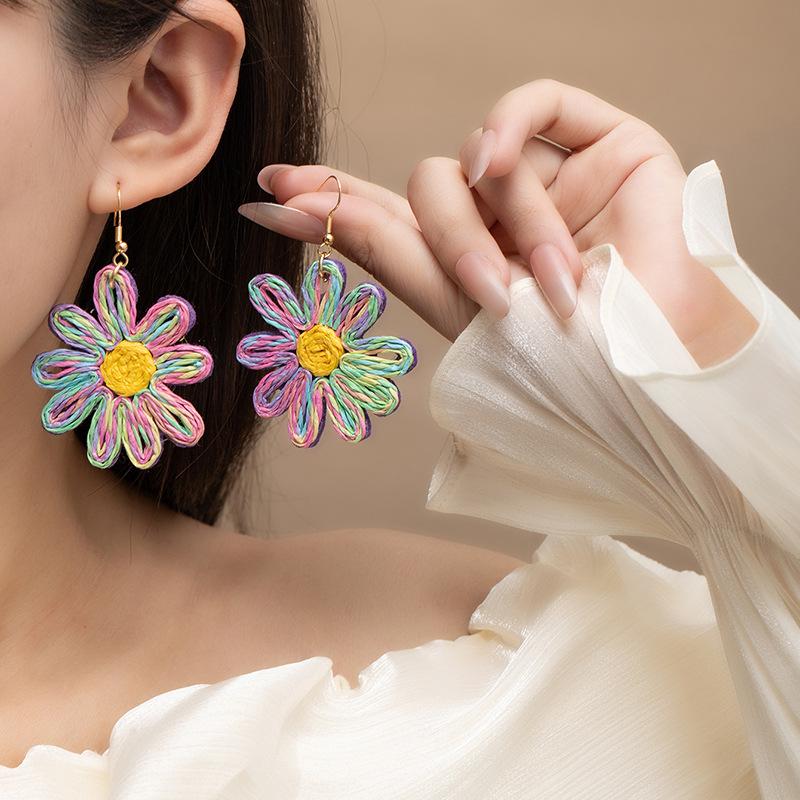 Sommer Handgewebte Gänseblümchen Ohrringe Strandresort-Stil Bast Kontrastierende Blumenohrringe