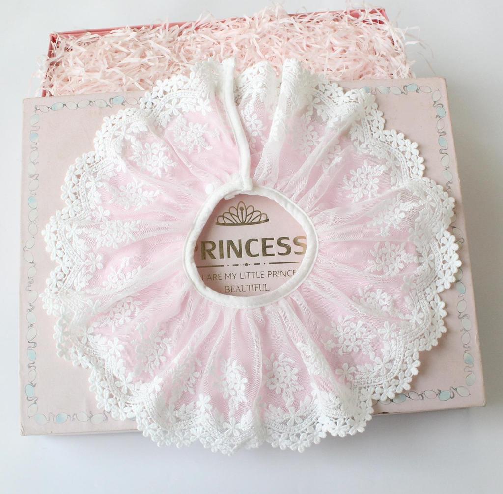 Dekoratif Yakalı Zarif Bebek Dantel Önlük ve Su Geçirmez Şal