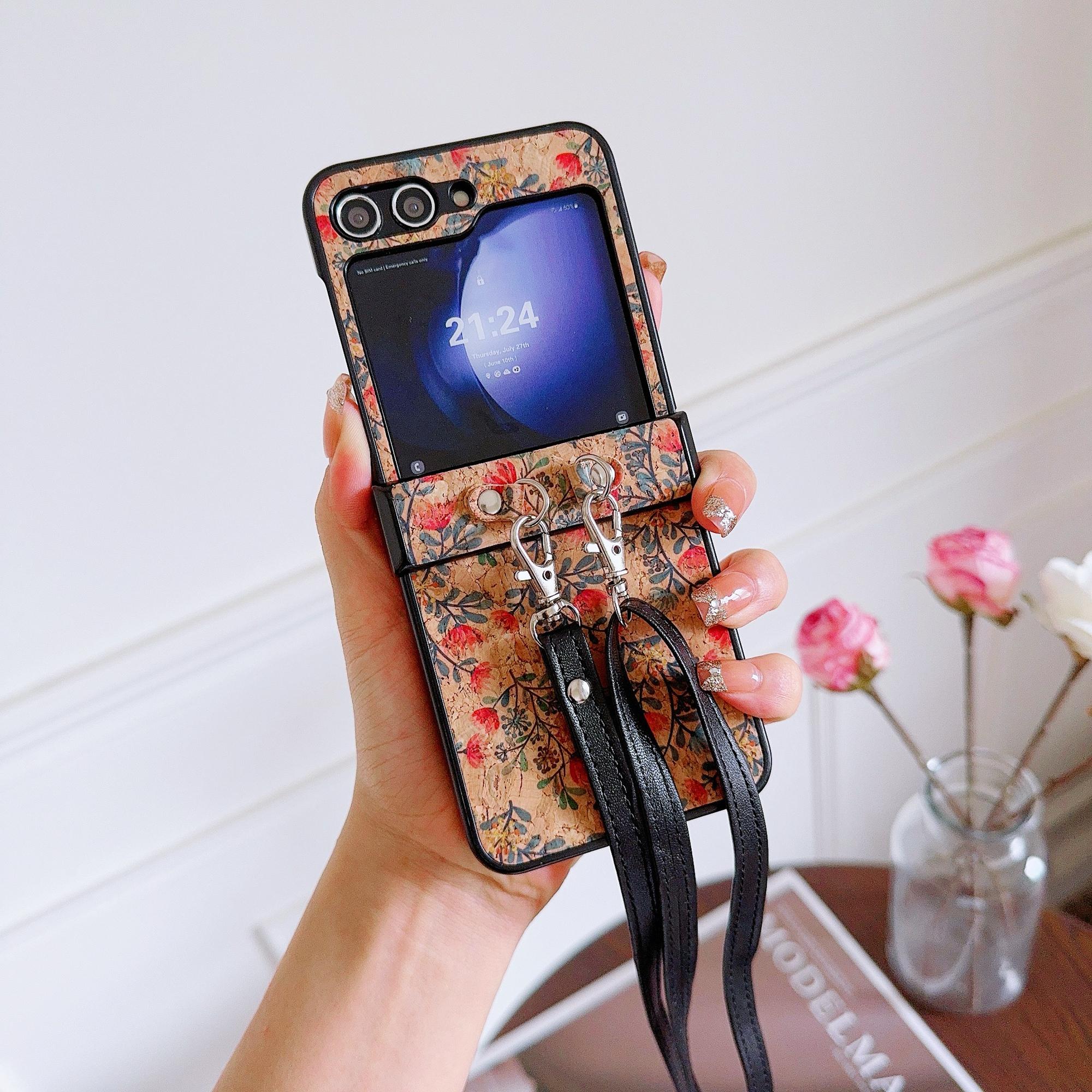 

For Samsung Galaxy Z Flip7 FE 5G/Z Flip6 5G Floral Pattern PU Leather Coated PC Phone Cover with Crossbody Strap Small Flower