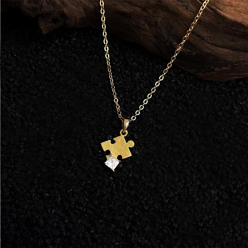 

Матовое пескоструйное колье-пазл из золота 18 карат с цирконом