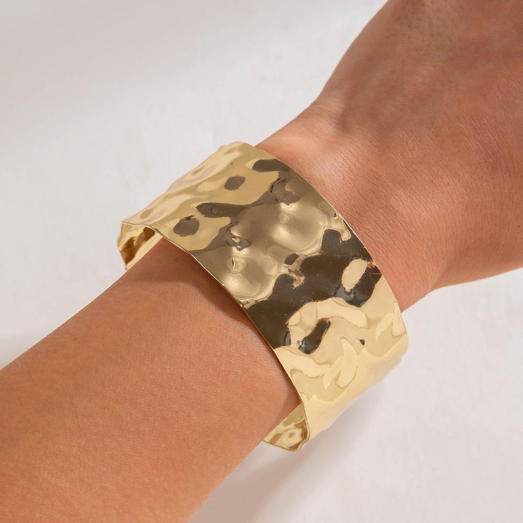 Hot-selling, exaggerated metal hollow pattern shape iron bracelet set, wire arm ring