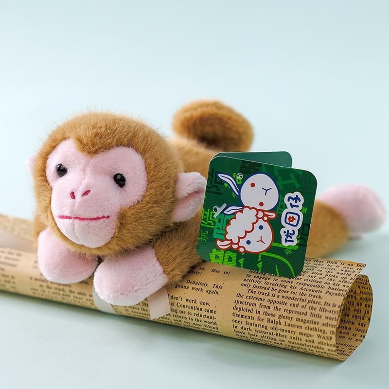 The new cute palm treasure, the little yellow duck doll doll, the car ornament accompanies the doll and gives children gifts.