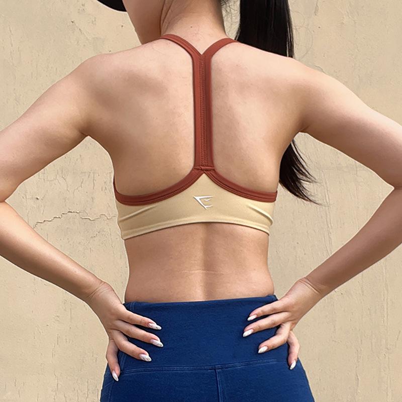 Damski biustonosz sportowy z wysokim wsparciem typu Shark Vest z zakryciem bocznym i logo, idealny do tańca i fitnessu.