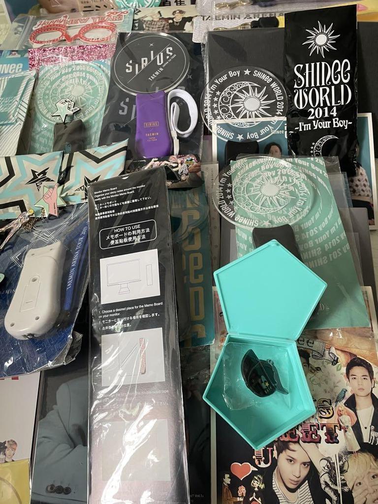 [USED] (Approximately 60 Items) SHINee CD Penlight Goods and Other Set