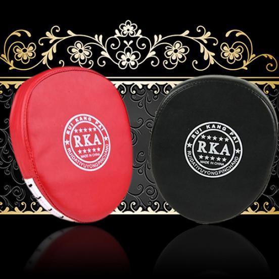 

Боксерская перчатка, тренажерный зал, спортивная тренировка, удар рукой по мишени, фокус, удар, боевая подушка