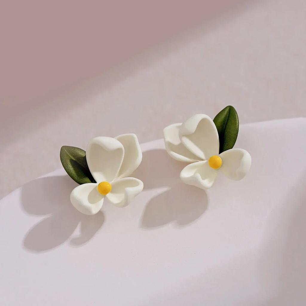 Boucles d'oreilles asymétriques mode coréenne feuilles vertes fleur blanche pour femmes boucles d'oreilles clous perle mignonnes douces bijoux piercing cadeau