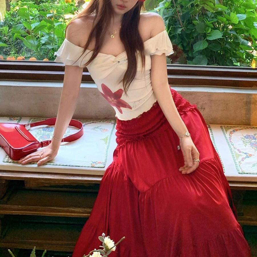 One-word shoulder flower print short-sleeved T-shirt top, thin edge pleated skirt, new suit for women