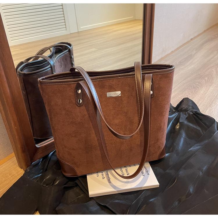 

Матова ретро сумка жіноча великої місткості 2024 нова осінь та зима універсальна повсякденна плечова сумка для покупок сумка-тоут темно-коричневого кольору