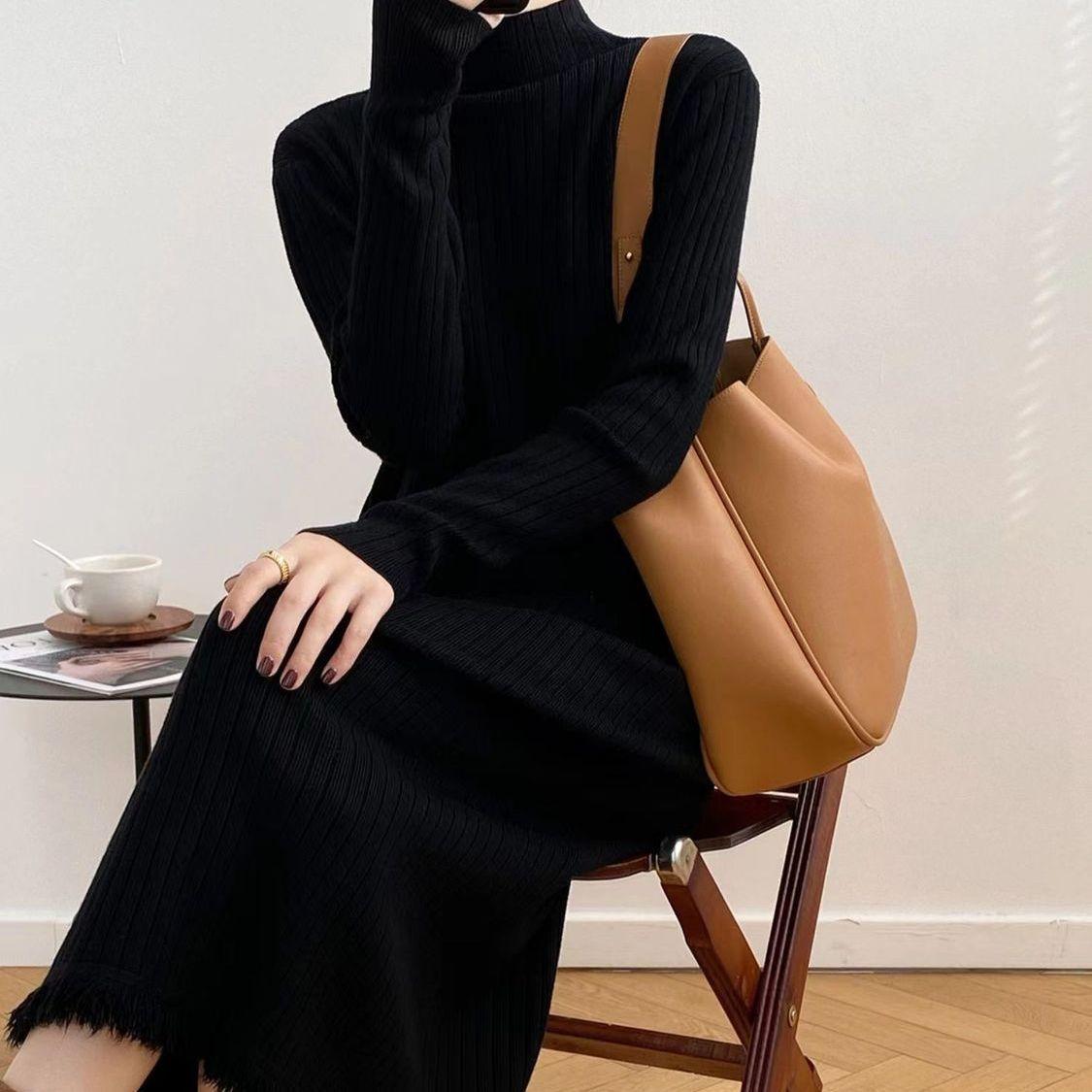 

Длинное трикотажное платье, свитер с высоким воротником и бахромой one size чёрный