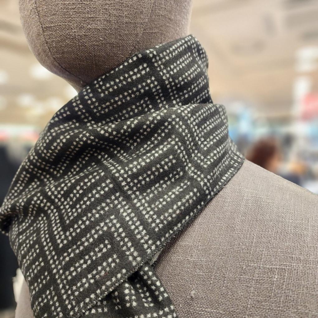 High-quality, Soft-touch, Easy-care Rayon Modified Herringbone Point Double-sided Muffler