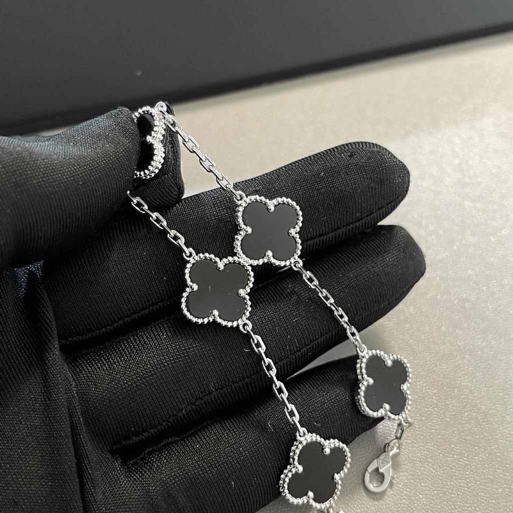 Bracciale in Giada Quadrifoglio – Eleganza Naturale, Fortuna Senza Tempo