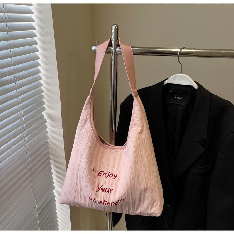 

2025 new summer popular simple large-capacity bag women s niche design casual tote bag commuter shoulder bag розовый