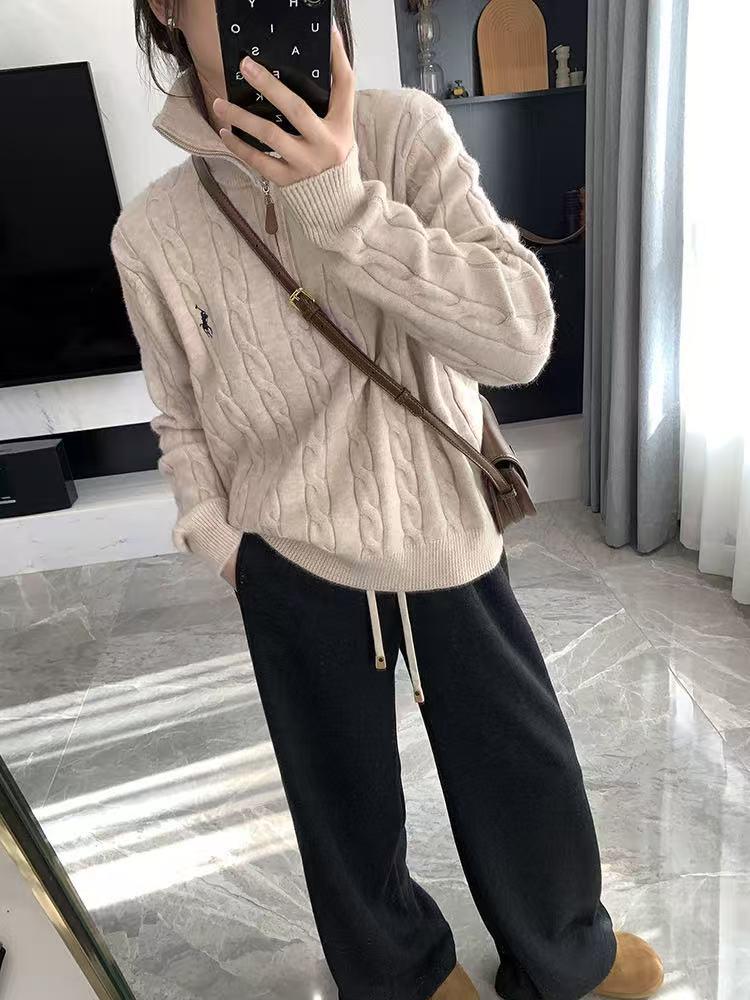 

Свитер в корейском стиле с вышивкой пони и полувысоким воротником - Коллекция Осень/Зима 2025 One-size, recommended weight: 80-130 kg