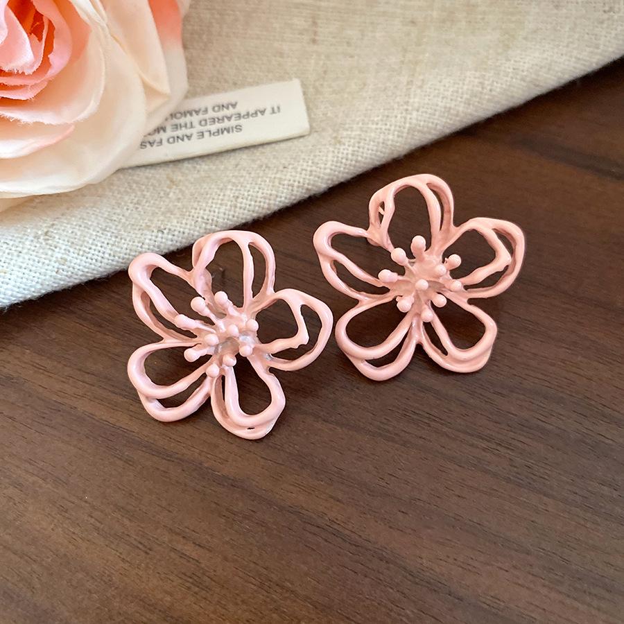 

Holiday style silver needle dripping oil hollow flower stud earrings sweet small fresh temperament earrings light luxury high-end earrings women