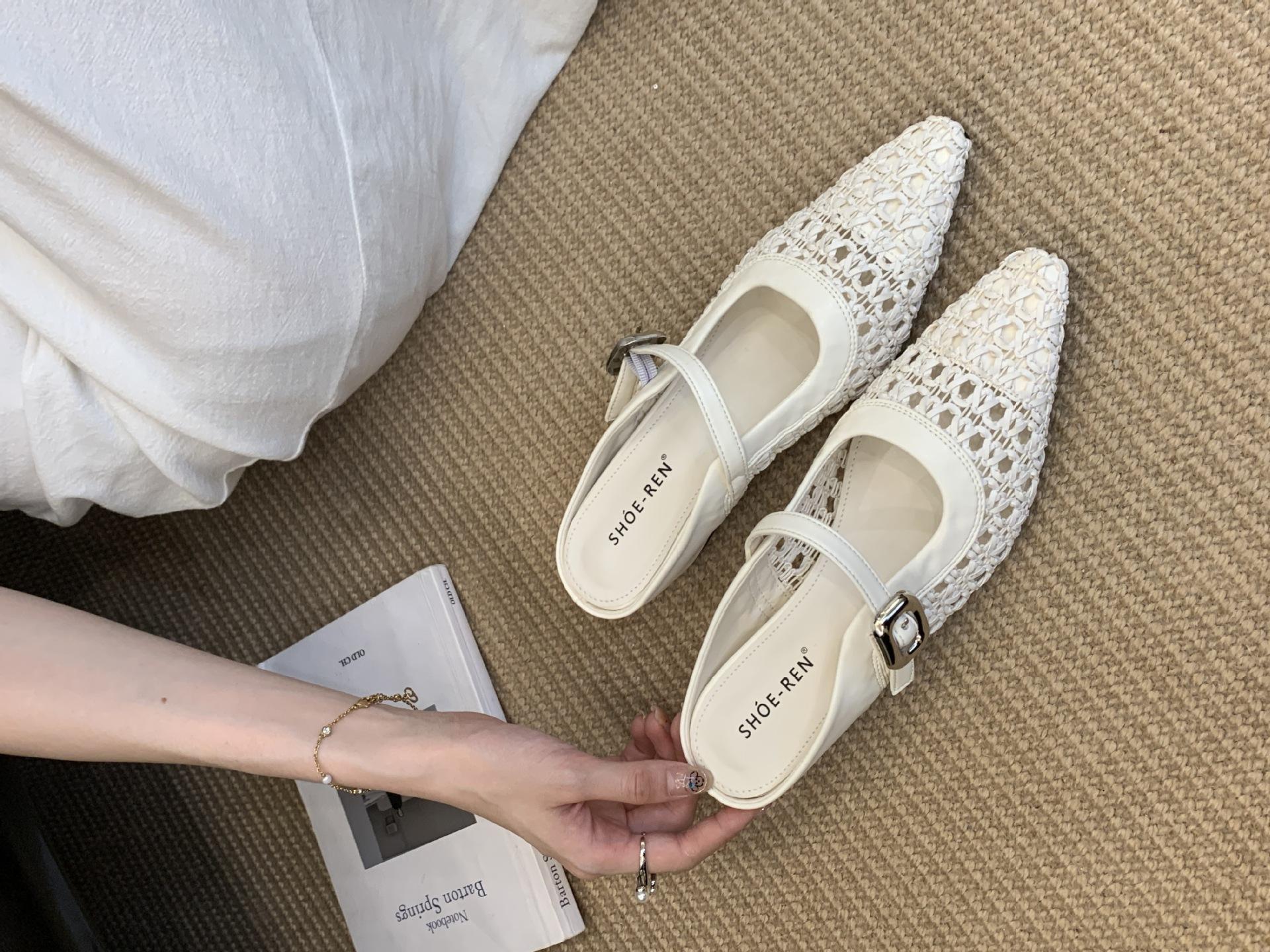 

2025 новая корейская версия плетеная сумка голова тапочки женские летние носить модные и простые полые мюли сандалии 39 белый