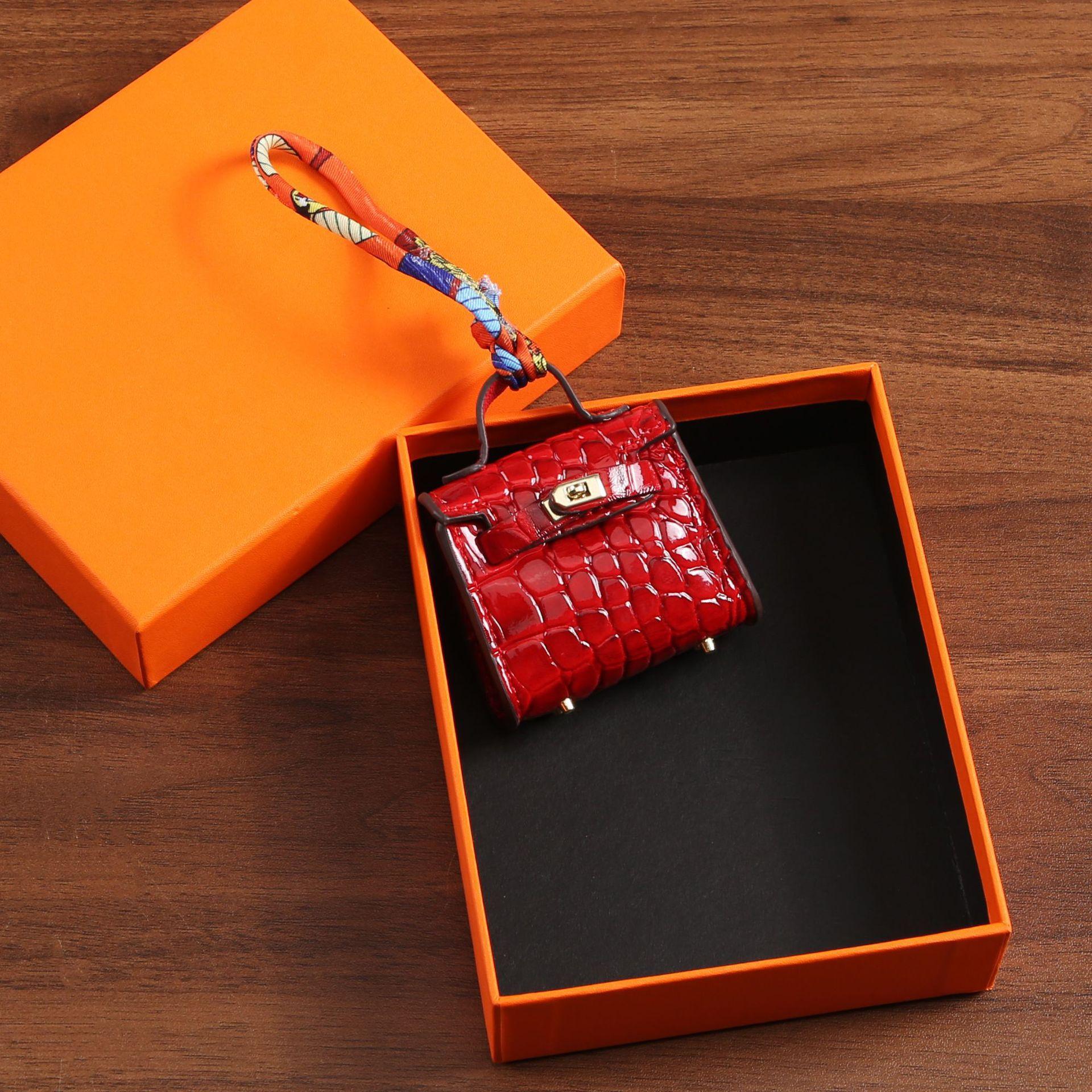 

Мини-сумка с крокодиловым узором, изысканная сумка для мелочи, красный конверт, женская сумка, подвесное украшение, высококачественный автомобильный брелок 6x8x2.5 красный