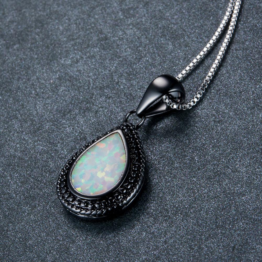 Minimally Designed Water Droplet Pendant Necklace Personalized and Fashionable