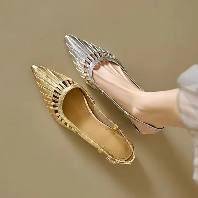 Die neuen Damen-Zehensandalen im ausländischen Stil mit geschlitzter Schnalle, spitzer Zehenpartie, geflochtenen Ausschnitten, niedrigem Absatz und hohler Rückseite sind einzelne Schuhe.