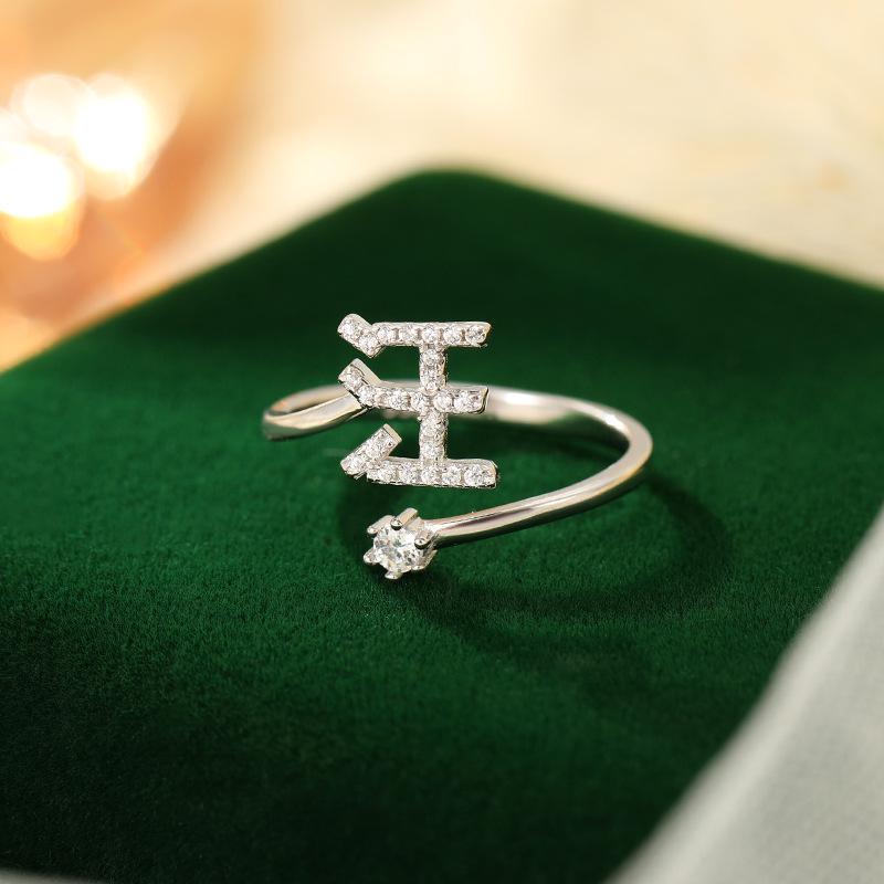 Bague de luxe pour femme Banyan Tree en argent avec nom de famille - Design personnalisé haut de gamme pour l'index