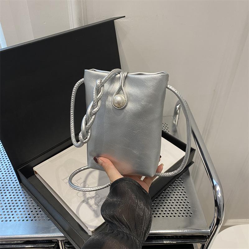 

Супер огненная нишевая мини-сумка для мобильного телефона женская 2025 новая модная в иностранном стиле красная на плечо через плечо маленькая сумка серебряный