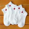 Krásné srdíčkové bavlněné ponožky Dámské Letní móda Černé Bílé Sportovní krátké ponožky Dívčí roztomilý styl Nízké ponožky Loďky