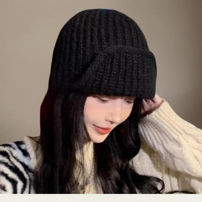 Entzückende gestrickte Mütze mit Ohrenschützern für Damen