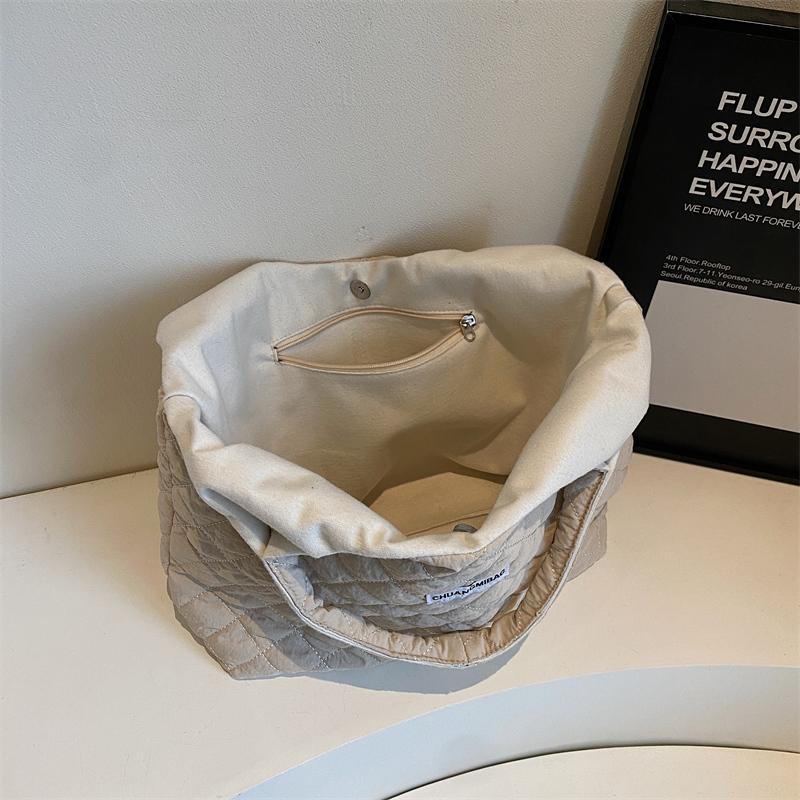 Однотонная сумка через плечо для женщин — фото 8