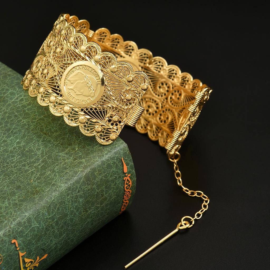 Bracelet de mariée algérienne Bijoux avec motif de pièce de monnaie graphique Napoléon Finement sculpté, Un accessoire de poignet pour robe de mariée corsage