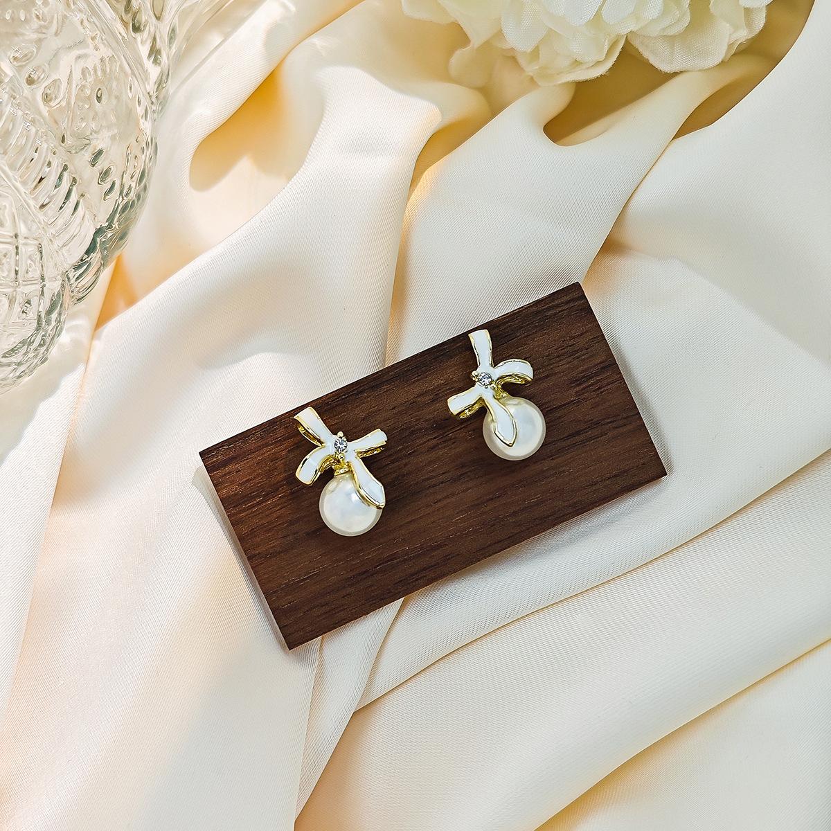 French Retro Elegant Temperament Drip Bow Stud Earrings, Light Luxury High Sense Simple Pearl Earrings Women