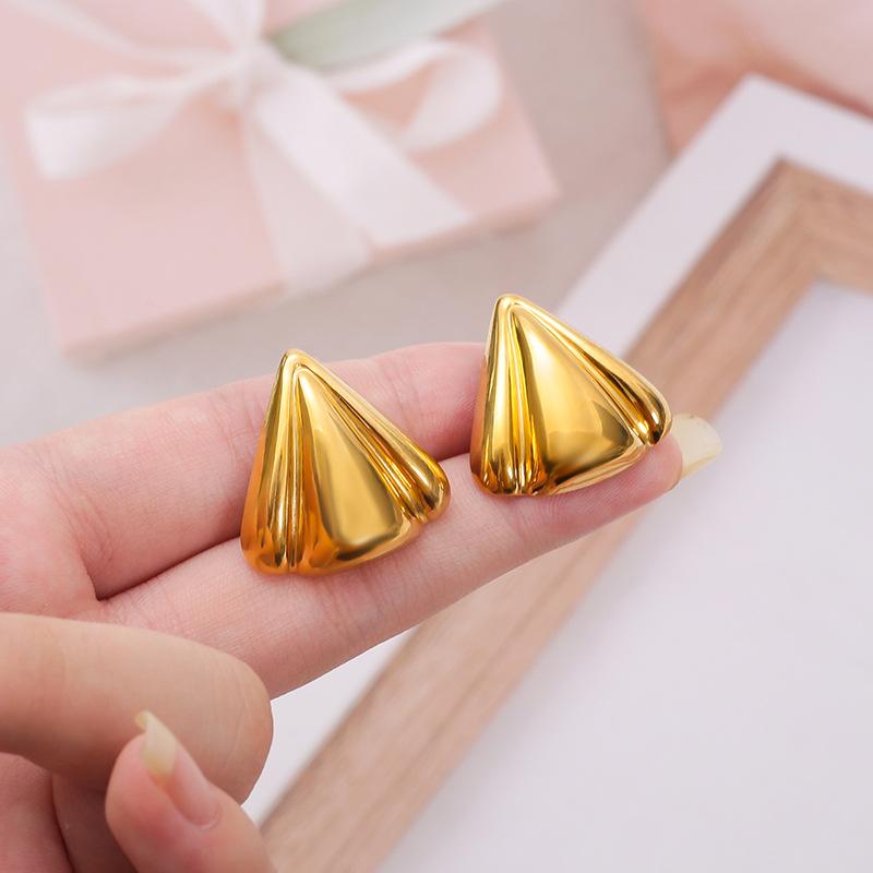 Europe and the United States hot-selling triangular petal smooth stud earrings fashionable simple light luxury stainless steel gold-plated earrings