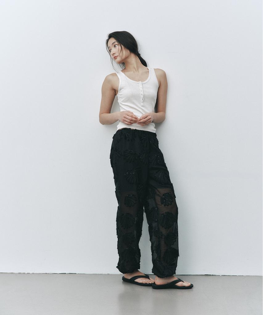 Haipeogeullipeu Scallop Pants Black