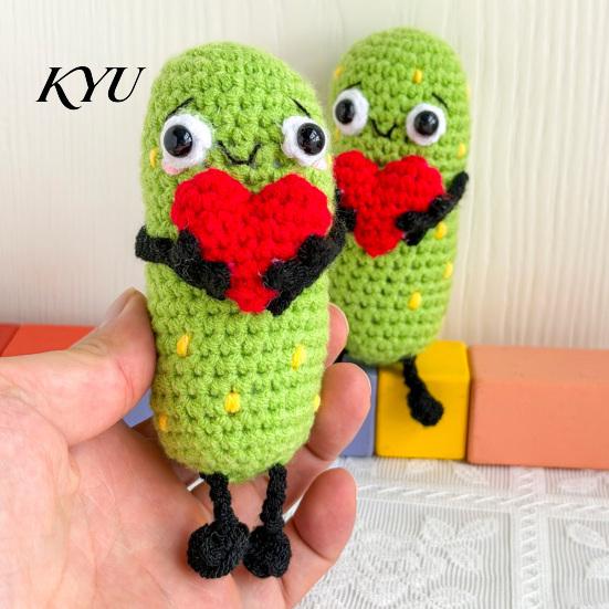 Kimchi Desk Ornament 1/2Pcs Crochet Holding Heart Pickle, Handmade Knit Cartoon Yarn Decoration Doll for Ornament, Valentine's Day Gift Toy
