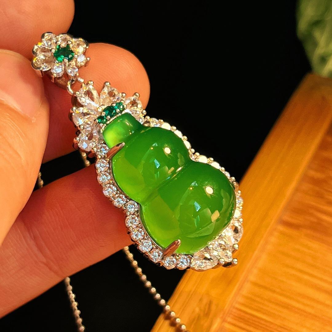 

Full Green Yang Green Natural Agate Green Chalcedony Pendant Female Real Shot Fidelity