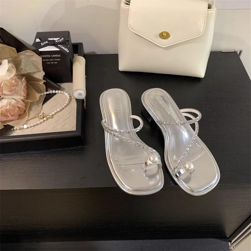 

Fairy style temperament thick heel set toe pearl cool slippers female outer wear 2025 summer rhinestone medium heel Roman toe French 39 серебряный