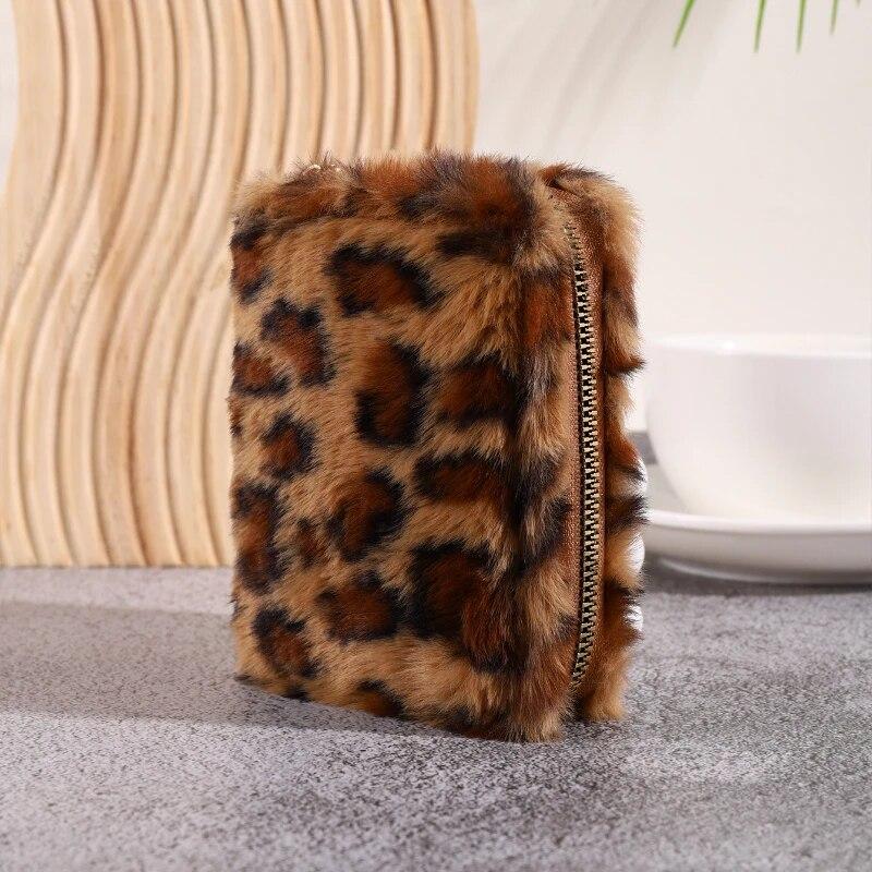 

Новый плюшевый короткий кошелек с леопардовым принтом в стиле ретро для женщин, большой вместительный кошелек для удостоверения личности, банковская карта, держатель для кредитных карт, сумка для монет с брелком