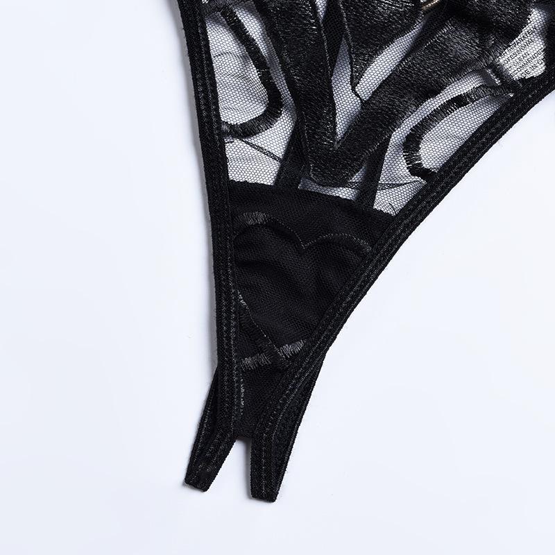 Set di reggiseni in pizzo a 3 pezzi Set di biancheria intima sexy con motivo a cuore scavato Set di biancheria intima di slip neri da donna ZPG
