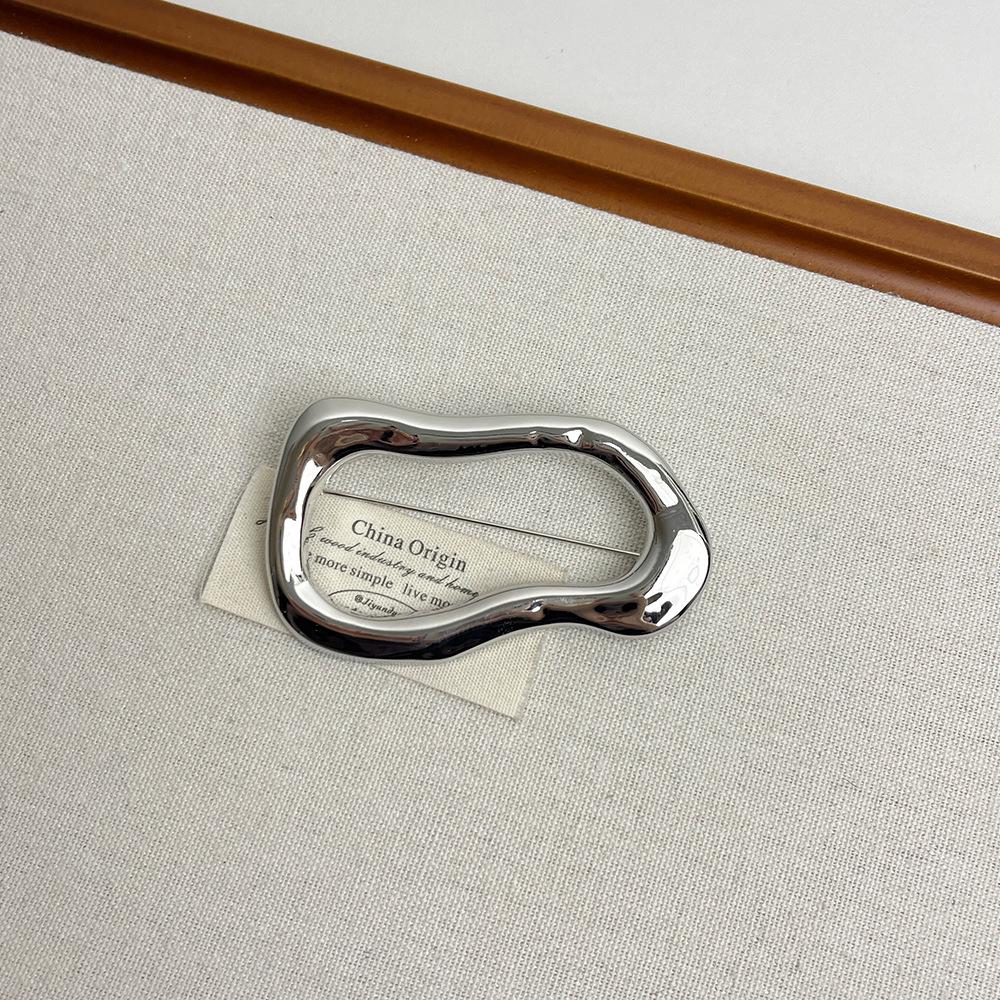Exquisite Retro Geometric Brooch: Luxury Irregular Hollow Ring Pin for Women's High-end Suits and Coats.