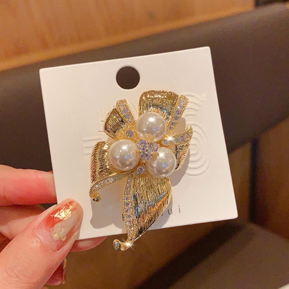 Luxuriöse, atmosphärische Brosche, exquisite, funkelnde Diamant-Perlenbrosche, Nischen-Premium-Design, Pin, Temperament-Accessoires