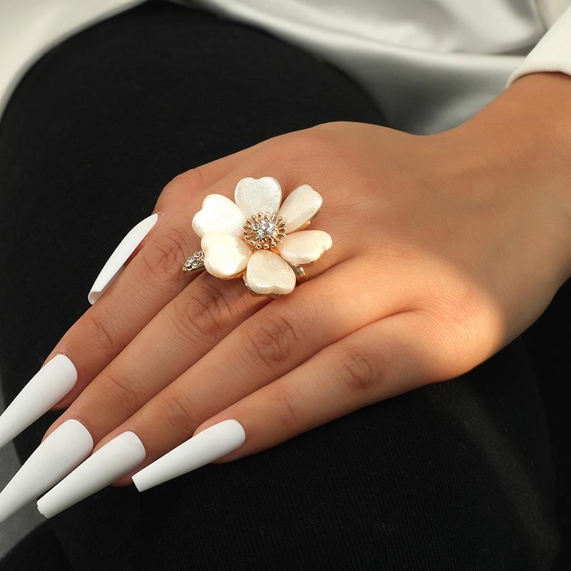 

Elegant Korean Floral Diamond-Inlaid Knuckle Ring