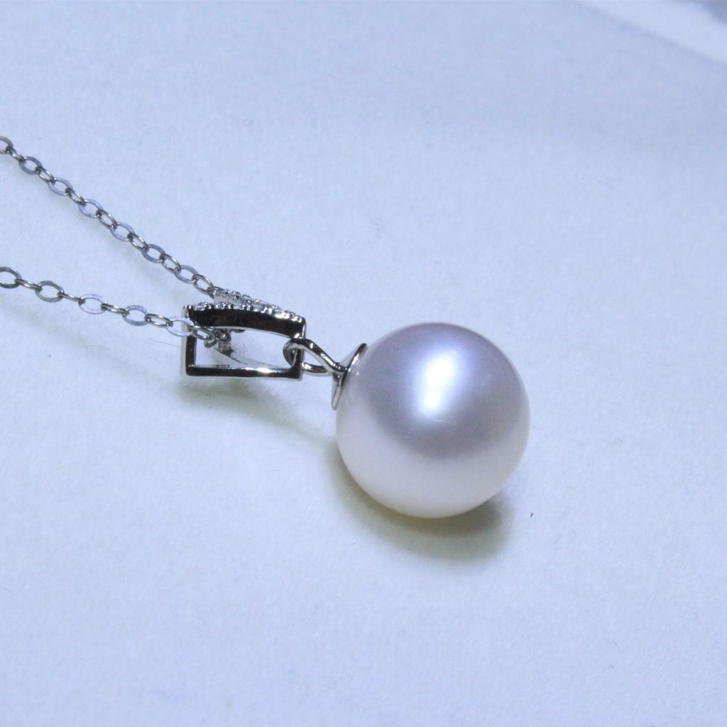 Natural freshwater pearl necklace, fresh niche V-shaped pearl pendant, round and versatile collarbone chain jewelry.