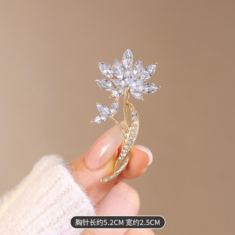 

Новая брошь из лотосового сплава, нишевая высококлассная партия значков, высококлассная корсажная брошь для пальто и костюма с защитой от света