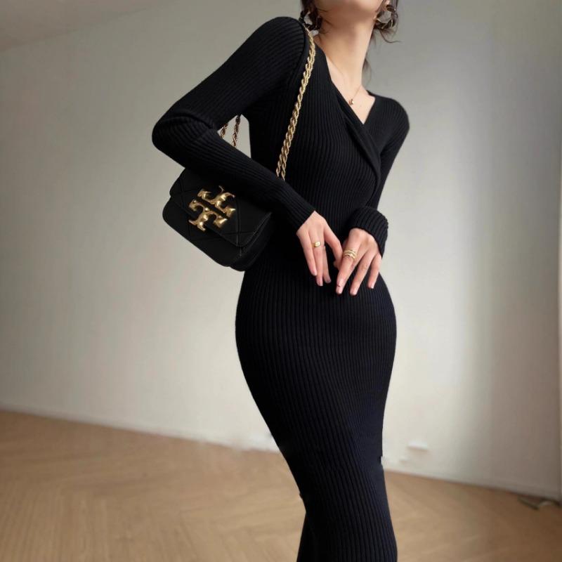 [] Retro and thin waist design sense Autumn and winter versatile V-neck knitted hip-wrapped inner dress
