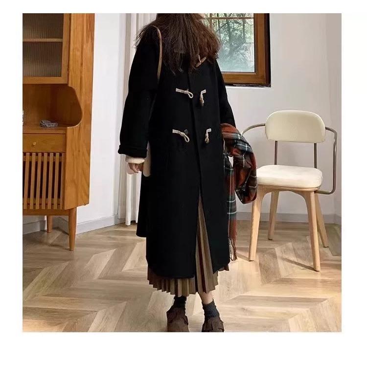 Elegante e alla moda cappotto di lana tinta unita con bottoni in corno per autunno e inverno