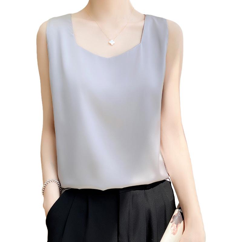 Poartă un top larg fără mâneci pentru femei cu un strat de bază dedesubt vara.