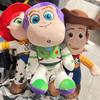 23cm Niedliches Woody Buzz Lightyear Plüschtier Süße Stofftiere Anime Jessie Plüschtiere Anhänger Cartoon-Puppe Heimdekoration Weihnachtsgeschenke
