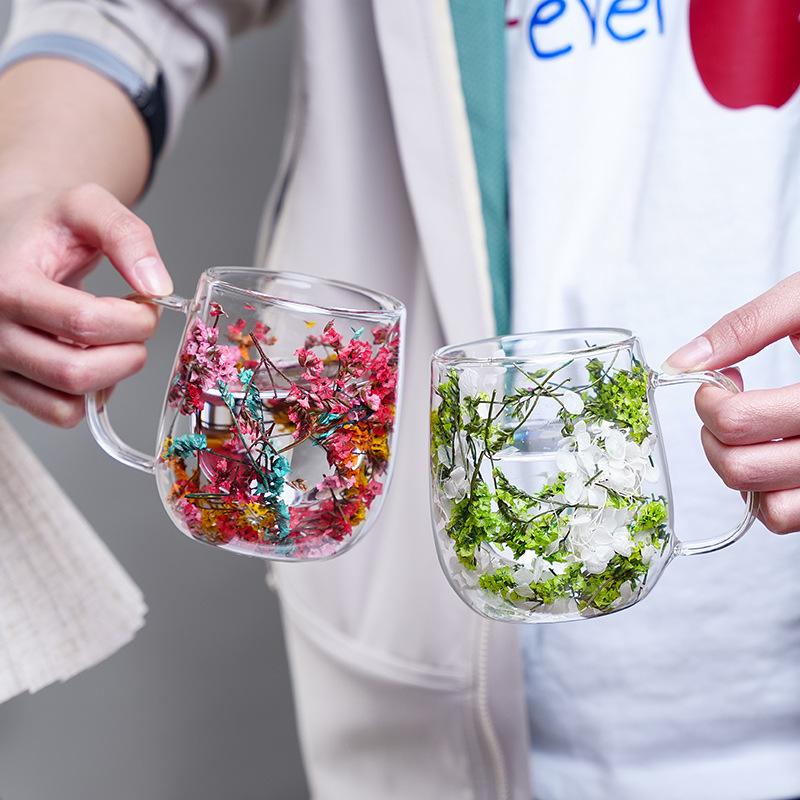 Skleněný hrnek s květinovým motivem - Dekorativní sušené květiny Průhledný hrnek na kávu/čaj (Vícebarevné možnosti)