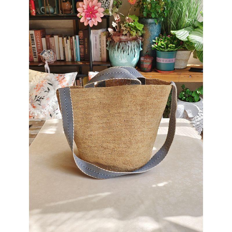 

Japan fashion Raffia Woven Bag Women Summer Large Capacity Messenger Bag Seaside Vacation Bucket Bag Tote Bag Handbag Natural color small size
