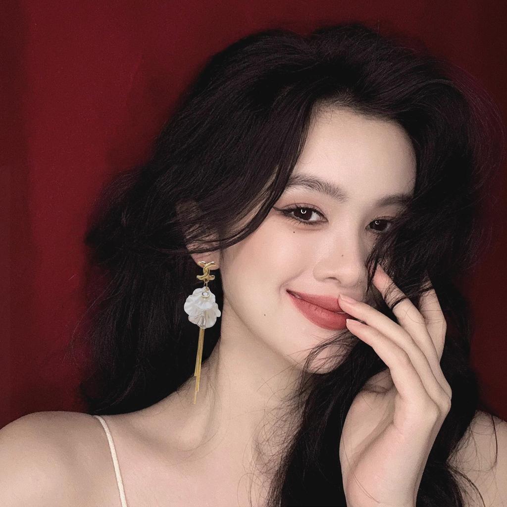 Korean Style Long Flower Bow Earrings with Imitation Mother-of-Pearl Leaf Tassels - Fashionable Vacation Fairy Ear Accessories for Women.